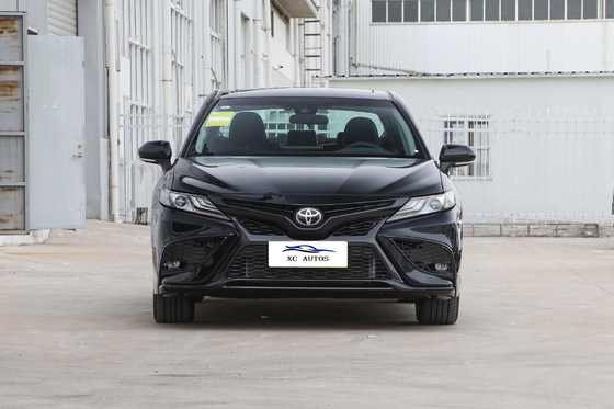 Auto usado Toyota Camry 2018 con faros LED Modelo de dos motores y 5 asientos