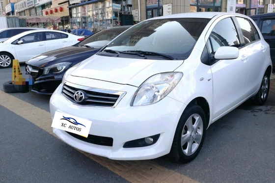 Toyota Yaris 5 puertas 5 asientos Hatchback de gasolina con techo solar y faros LED