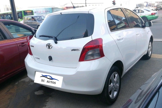 Toyota Yaris 5 puertas 5 asientos Hatchback de gasolina con techo solar y faros LED