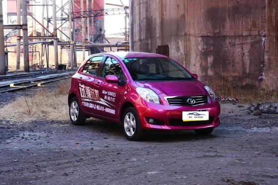 Toyota Yaris 5 puertas 5 asientos Hatchback de gasolina con techo solar y faros LED
