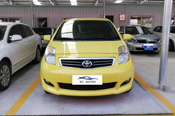Toyota Yaris 5 puertas 5 asientos Hatchback de gasolina con techo solar y faros LED