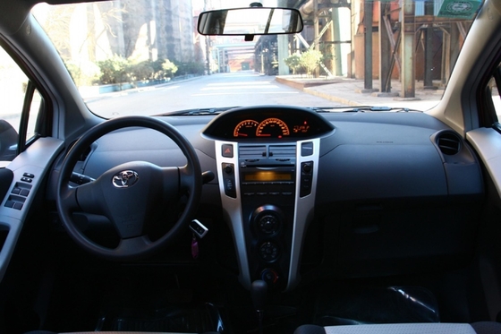 Toyota Yaris 5 puertas 5 asientos Hatchback de gasolina con techo solar y faros LED