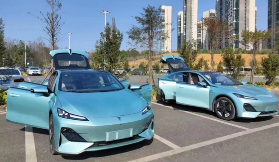 Changan SL03 Shenlan Limousine Azul profundo 5 asientos 5 puertas asientos de cuero Auto de gasolina para adultos