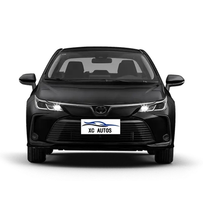 2023 Toyota Corolla sedán izquierdo con número de cambio 8 hacia adelante