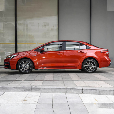 2023 Toyota Corolla sedán izquierdo con número de cambio 8 hacia adelante