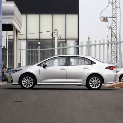 2023 Toyota Corolla sedán izquierdo con número de cambio 8 hacia adelante