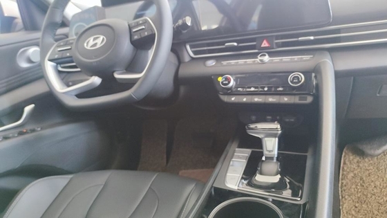 Se trata de un modelo de automóvil con un sistema de dirección eléctrica y una longitud de 4720*1810*1415 mm
