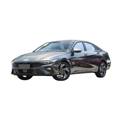 Sedan asequible 2024 Hyundai Elantra con caja de cambios automática e híbrido eléctrico