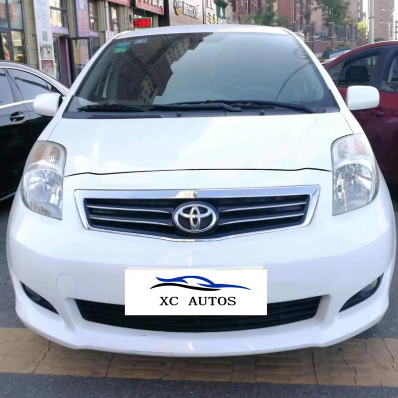 Toyota Yaris 5 puertas 5 asientos Hatchback de gasolina con techo solar y faros LED